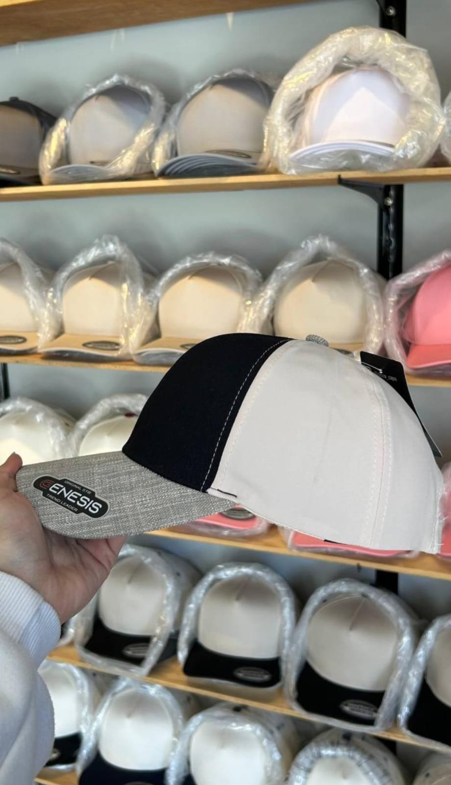 Curva Negra Con Visera Beige