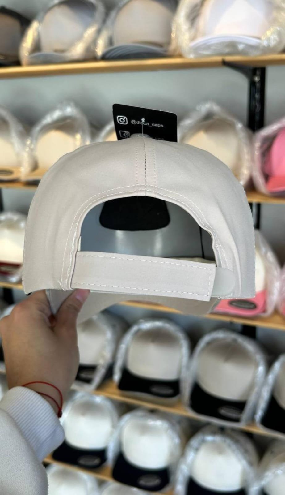 Curva Negra Con Visera Beige